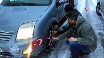 Kar kalınlığı 50 santime ulaştı, sürücüler yolda kaldı!