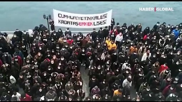 Kabataş Erkek Lisesi'nde tepki! Öğrenciler böyle karşılık verdi...
