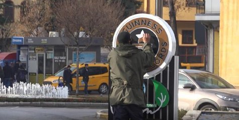 BELEDİYE TABELASINA ZARAR VEREN BIÇAKLI ŞÜPHELİ YAKALANDI