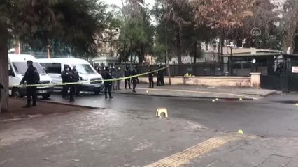 DİYARBAKIR - Adliye önünde iki grup arasında çıkan silahlı kavgada 4 kişi yaralandı