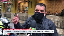 A lei que obriga empresas de aplicativos a oferecer auxílio a entregadores com covid entrou em vigor dois anos após o início da pandemia. O sindicato dos motociclistas se manifestou contra a determinação.