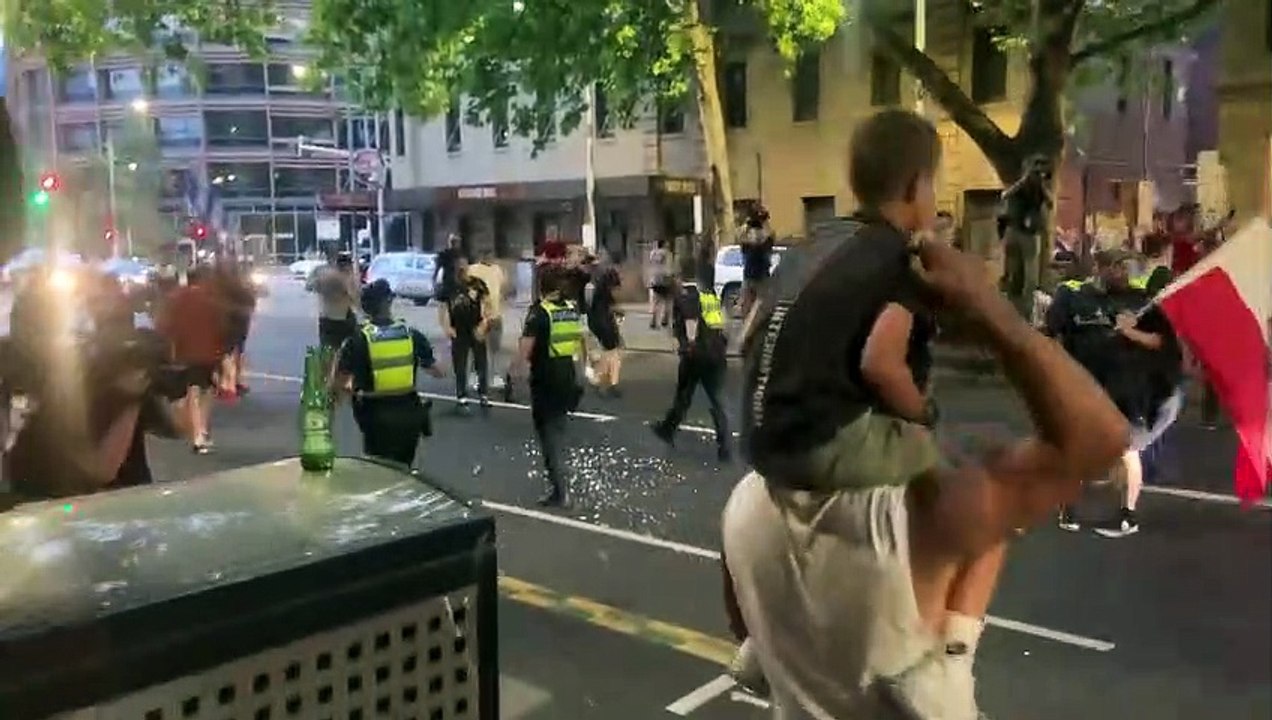 Botellazos, piedrazos y furia contra la Policía: el "festejo" de los seguidores de Novak Djokovic