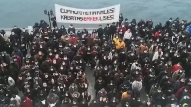 Kabataş Erkek Lisesi öğrencilerinden skandal videoya tepki! Hep bir ağızdan Atatürk'ün Gençliğe Hitabesi'ni okudular