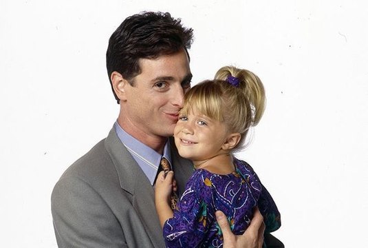 De quoi est mort Bob Saget, le père des jumelles Olsen dans La Fête à la maison, la sitcom des années 90 ?