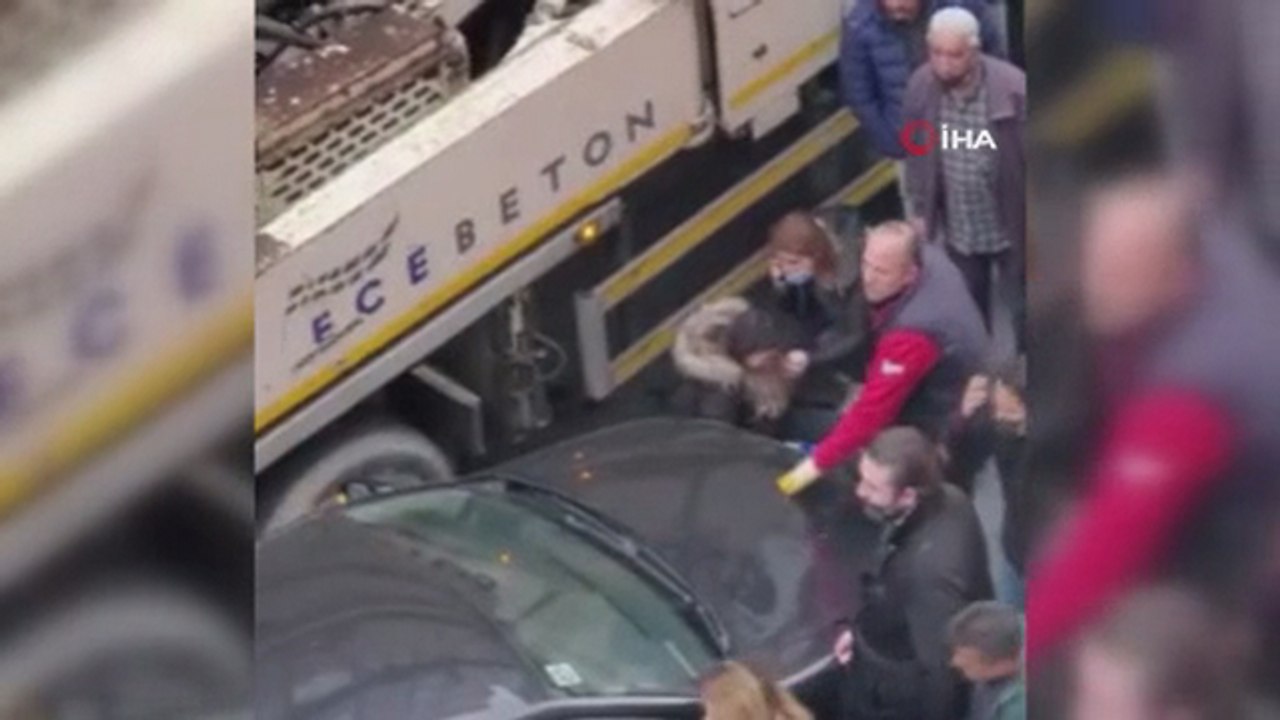 Arabasına binmek isteyen kadın, beton kamyonunun altında kaldı