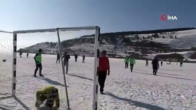Buz tutan Çıldır Gölü'nde futbol maçı yaptılar