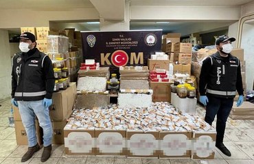 İZMİR'DE KAÇAK TÜTÜN OPERASYONU; 2 TUTUKLAMA