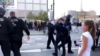 Une femme calme un policier violent contre un manifestant et s'enfuit avec classe (Allemagne)