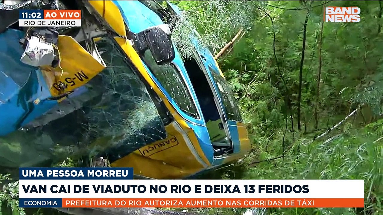 Uma pessoa morreu e outras treze ficaram feridas após uma van cair de um viaduto da Linha Vermelha, altura de Duque de Caxias, na Baixada Fluminense