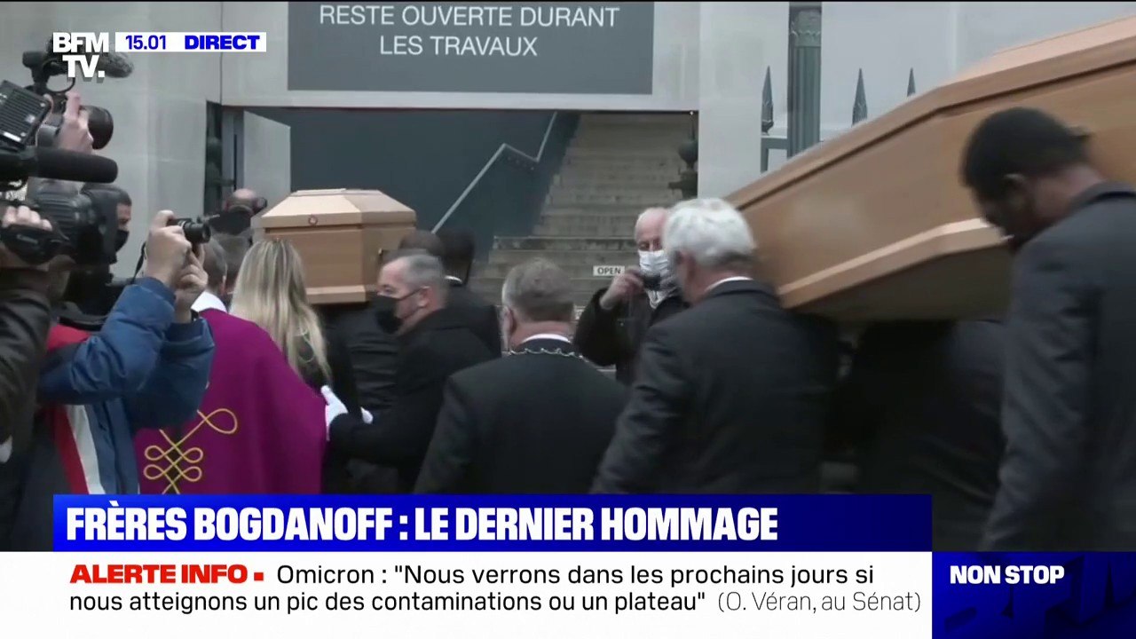 Les cercueils des frères Bogdanoff entrent dans l'église de la Madeleine