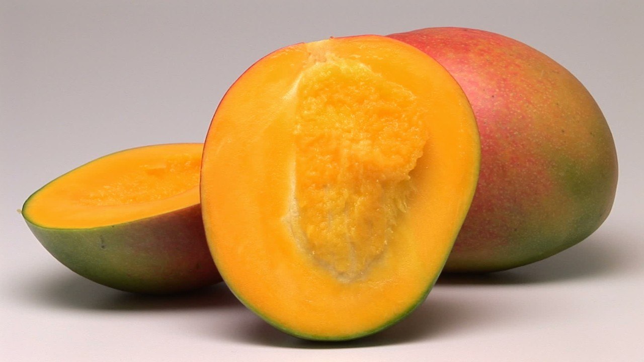 Schalenfarbe sagt nichts aus: So erkennen Sie, ob eine Mango wirklich reif ist