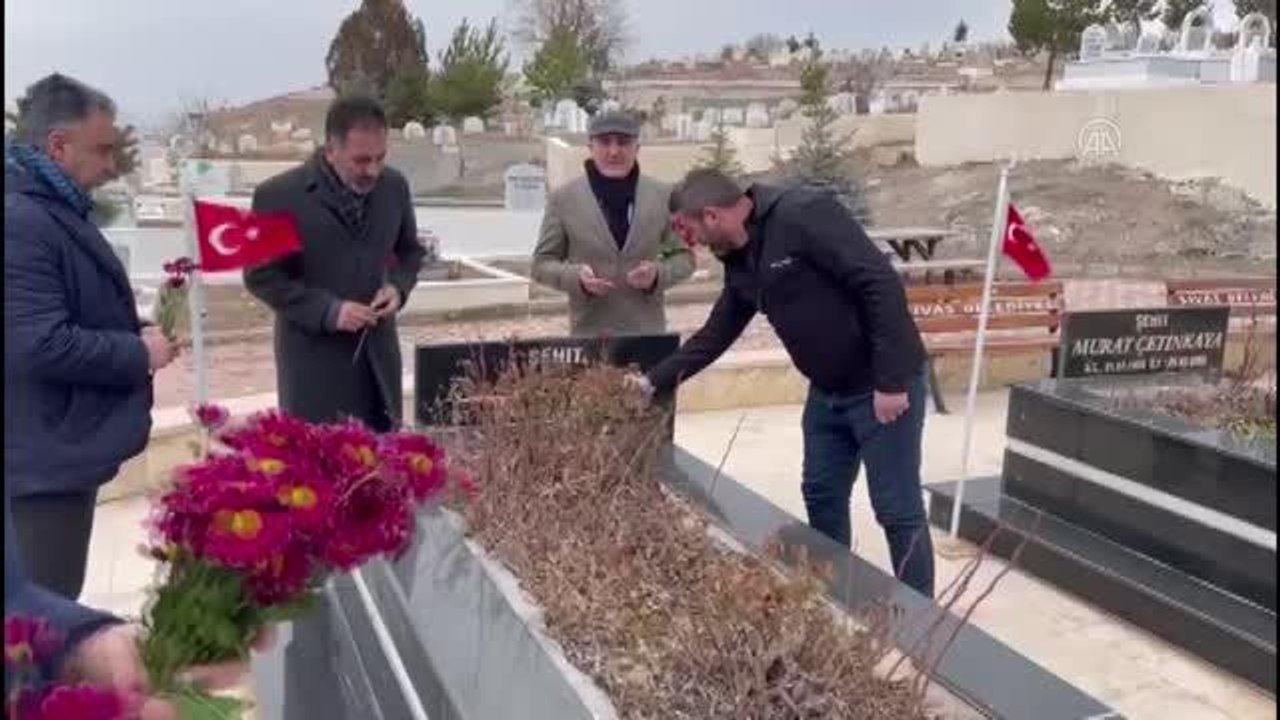 Meslektaşları, gazeteci İsmail Güneş'i kabri başında andı