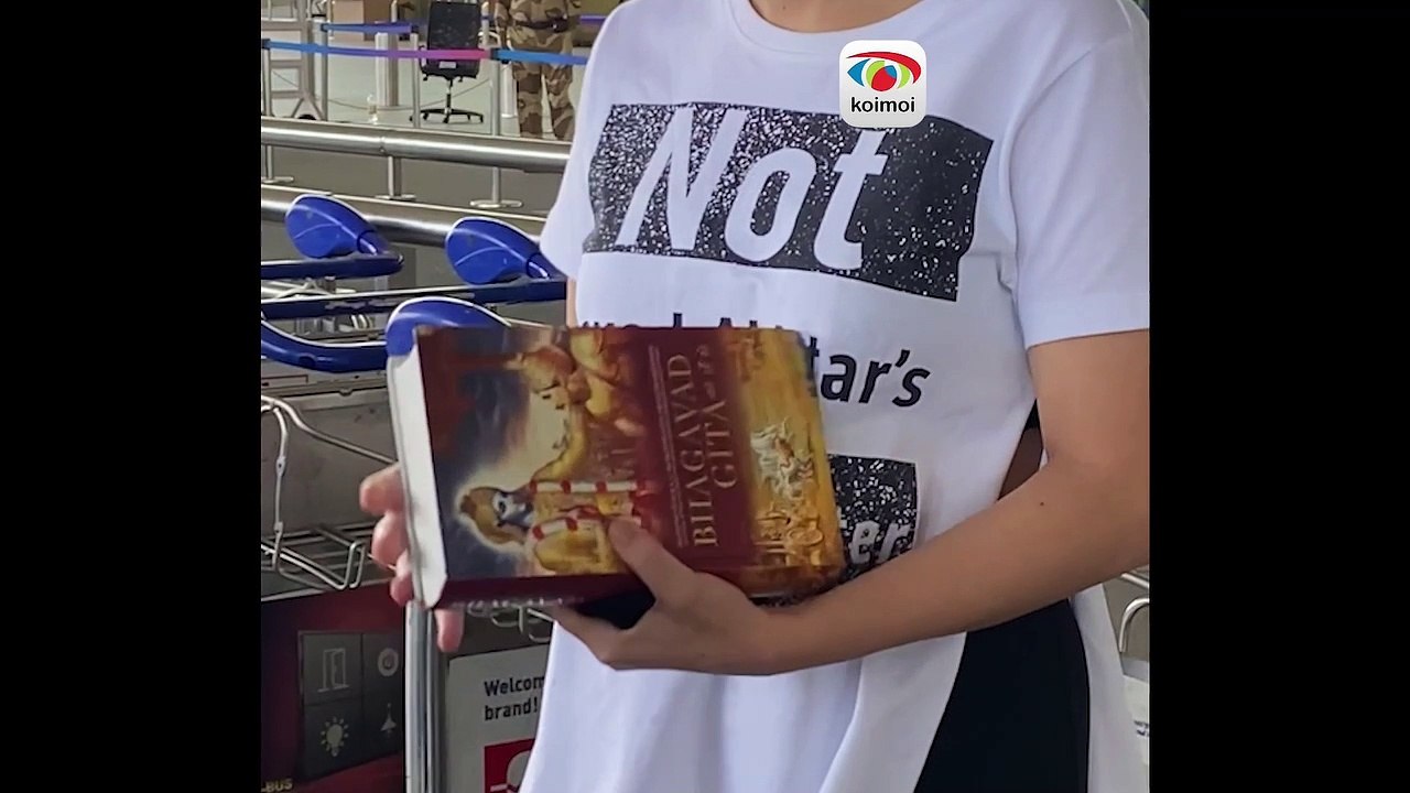 Urfi Javed Holds Bhagavad Gita & Wears 'Not Javed Akhtar's Granddaughter' Tee