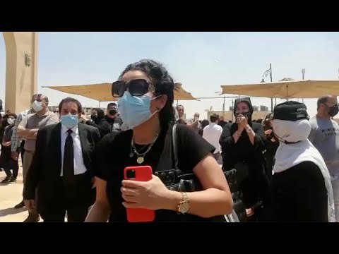 انهيار أيتن عامر والفنانات في جنازة دلال عبد العزيز: مع السلامة يا حبيبتي