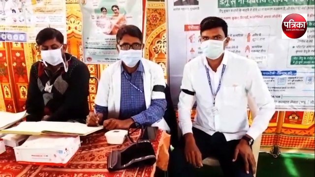 VIDEO : कोविड स्वास्थ्य सहायकों ने काली पट्टी बांध जताया विरोध, बोले : छह माह से नहीं मिला वेतन