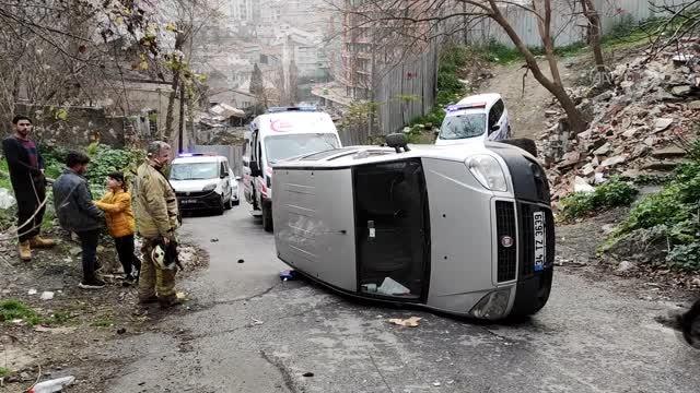Yayaya çarpmamak için manevra yapan otomobil devrildi