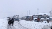 Heavy snowfall in Kashmir, traffic stalled at many places
