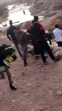فيديو متداول لحظة العثور على جثة شاب جرفته السيول في محافظة معان