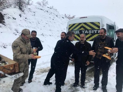 Yolda mahsur kalan 1'i bebek 10 kişinin imdadına jandarma ekipleri yetişti