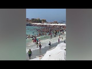 شاطئ ميامي زحمة زي كل «ويك إند».. بحر ورمل وهروب من الحر