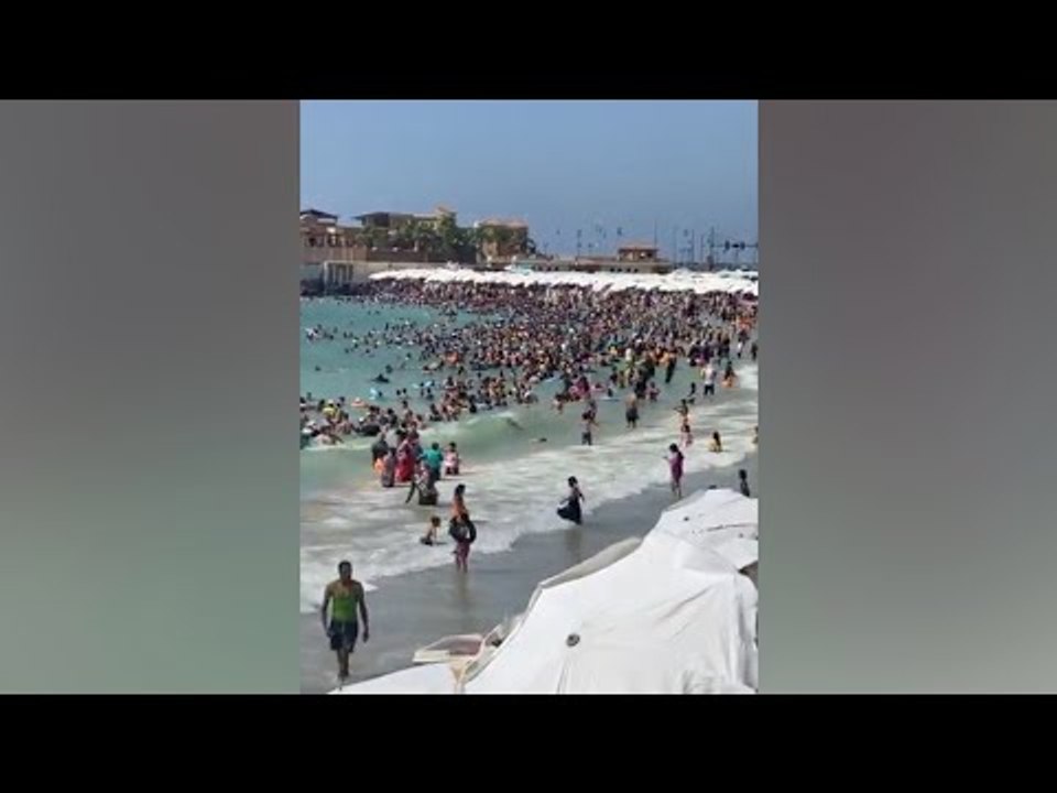 شاطئ ميامي زحمة زي كل «ويك إند».. بحر ورمل وهروب من الحر