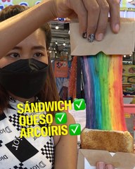 Un sándwich de queso con los colores del arcoíris