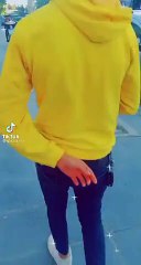 انقلبت الآية.. فتاة تلاحق شاب وتطلب رقمه في الشارع