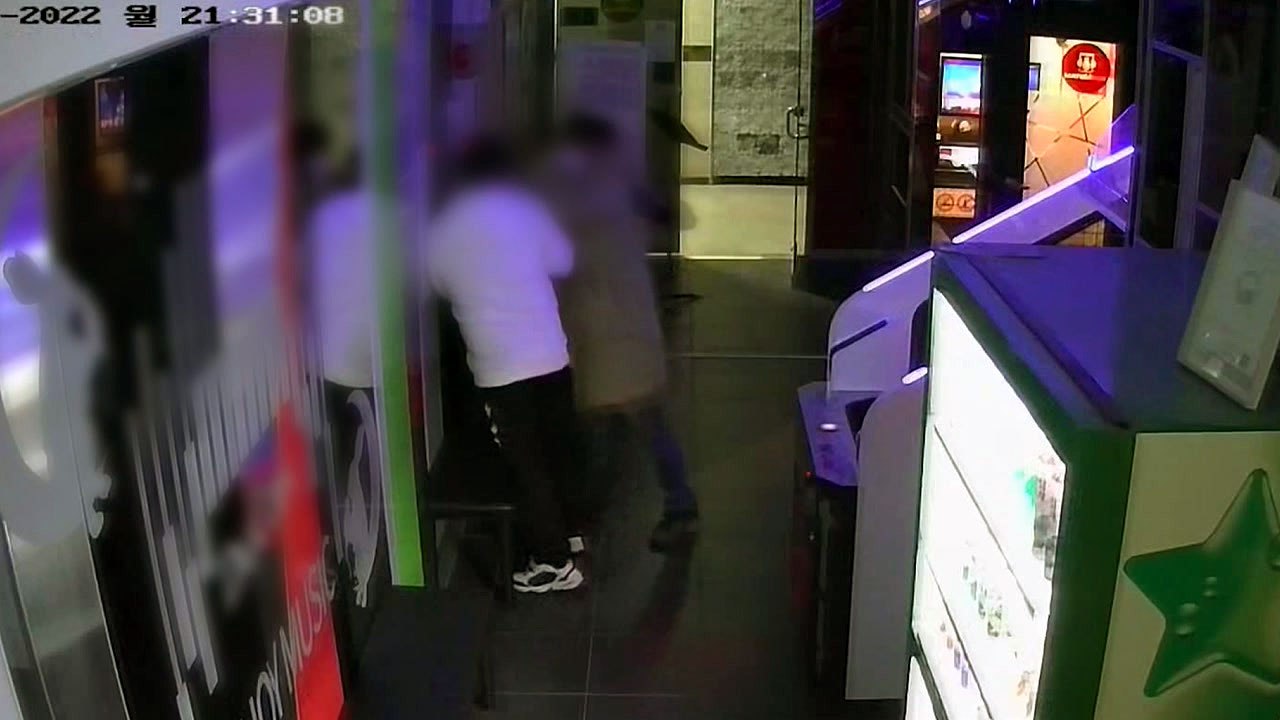 "왜 영업 안 해"...만취해 노래방 직원 폭행한 50대 체포 / YTN