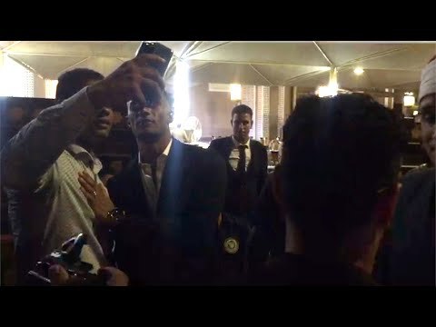 رغم الأحزان.. محبو محمد رمضان يلتقطون «سيلفي» معه في عزاء حماته