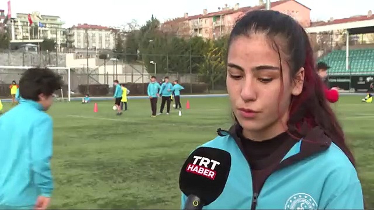 TRT ekranında renkli görüntüler! Bakan Kasapoğlu haber bülteni sundu