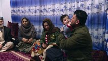 رضيع أفغاني يعود إلى عائلته بعدما فرقتهم فوضى الإجلاءات من أفغانستان