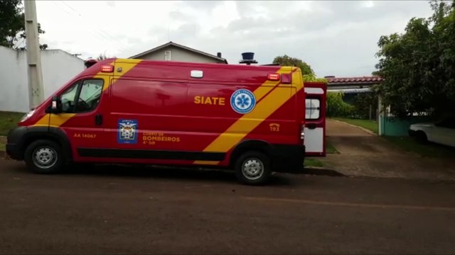 Mulher é socorrida pelo Siate após sofrer queda em casa no Bairro Morumbi