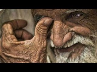 «حب للأبد».. مسن يقدم الطعام لزوجته لمدة يومين رغم وفـ ـاتها