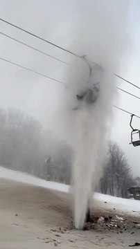 Un skieur coincé sur un télésiège au-dessus d'un fuite de canalisation