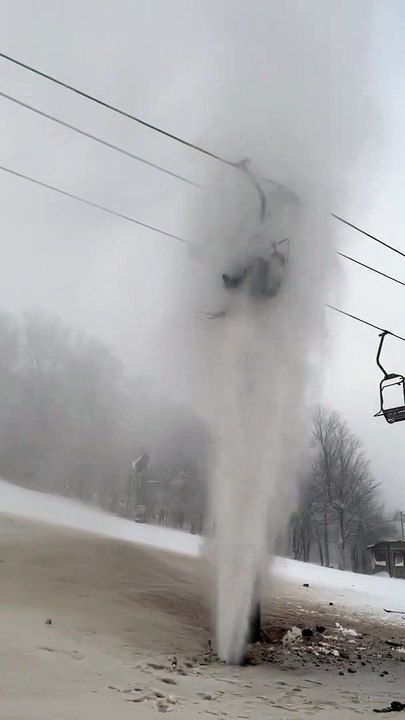 Un skieur coincé sur un télésiège au-dessus d'un fuite de canalisation