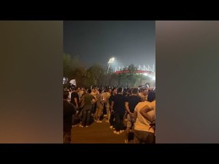 جماهير الزمالك تحاول دخول استاد بتروسبورت للاحتفال بلقب الدوري