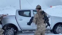 Jandarma karda mahsur kalan 1'i bebek 10 kişiyi kurtardı