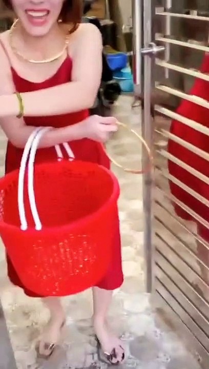 Đám miền Tây, cô dâu mang cả rổ vàng ra phát cho mọi người