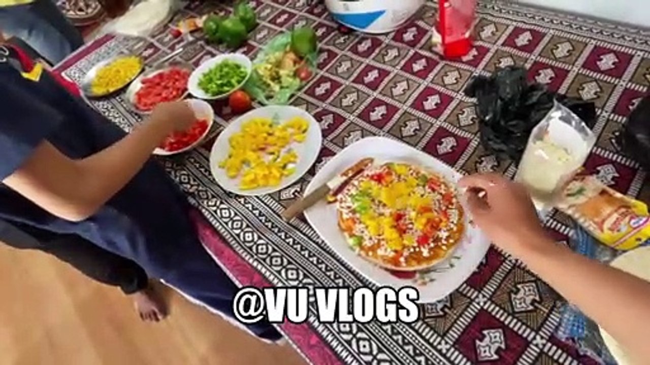 #SAURAVJOSHIVLOGS PIYUSH NE BANAYA PIZZA.......
