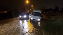 Adana’da sağanak yağış sebebiyle su baskınları yaşandı, bir araç mahsur kaldı