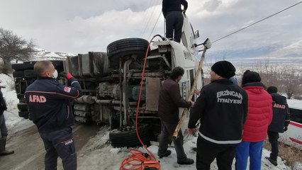 Devrilen TIR'da sıkışarak yaralanan sürücü kurtarıldı