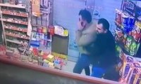 Son dakika gündem: Esenyurt'ta markete silahlı saldırı: Kepenkleri indiren dükkan sahibi olası bir faciayı önledi