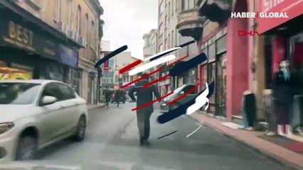 Fatih'te çorap dolu poşeti çaldığı iddia edilen kişiyi dövdüler