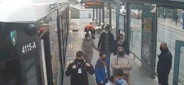 Tramvay altına giren kediyi, acil durum butonuna basan görevli kurtardı