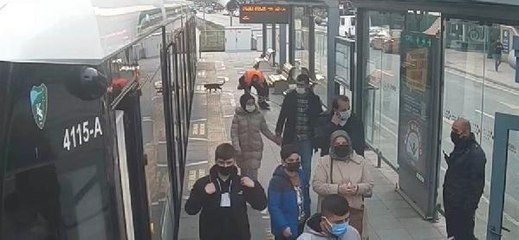 Tramvay altına giren kediyi, acil durum butonuna basan görevli kurtardı
