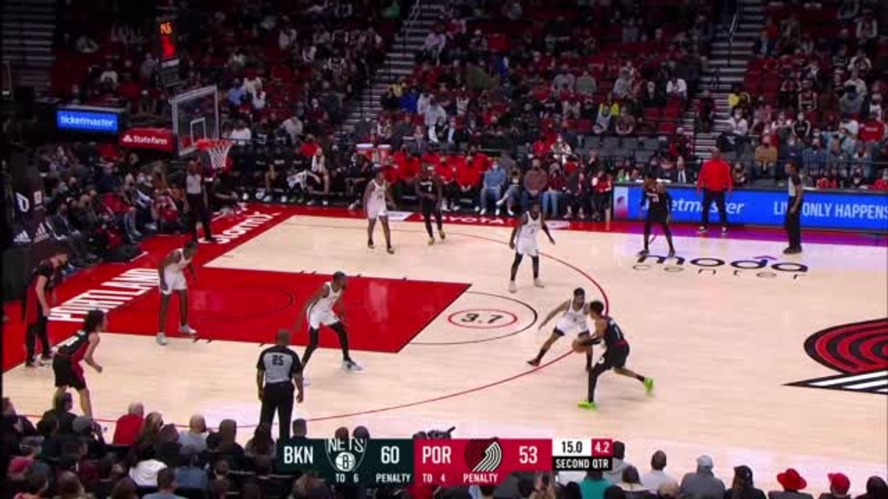 Simons makes ridiculous circus layup