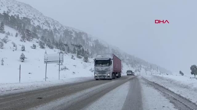 AKSEKİ'DE YOĞUN KAR; ALACABEL MEVKİİNDE KARAYOLLARI EKİPLERİNİN YOĞUN MESAİSİ