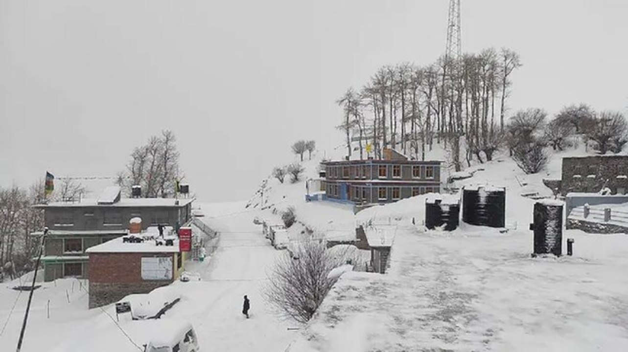 Cold wave hits north India, heavy snowfall in hill states