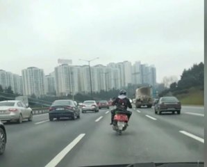 GAZİOSMANPAŞA VİYADÜĞÜ'NDEKİ MOTOSİKLETLİNİN TEHLİKELİ HAREKETLERİ KAMERADA