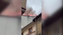 Fatih'te 4 katlı binanın çatısında çıkan yangın söndürüldü